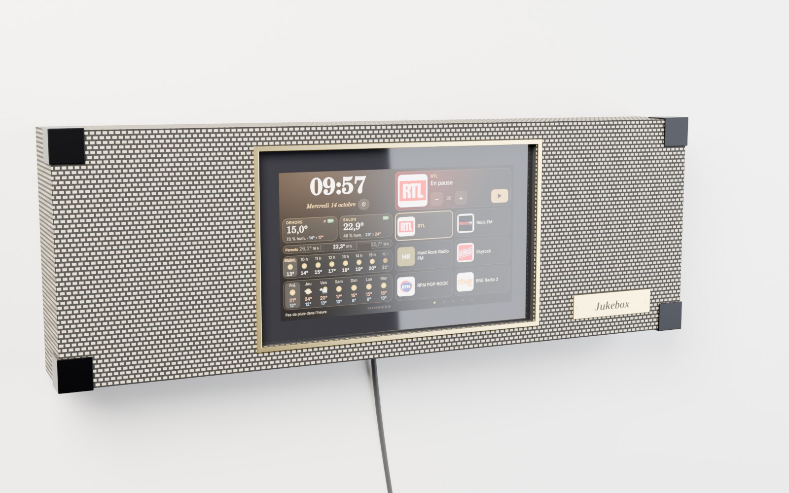 Rendu 3D du Jukebox accroché au mur : façade en tissu noir et crème, écran tactile cerclé d'un liseré doré, coins métalliques noirs et plaque laiton