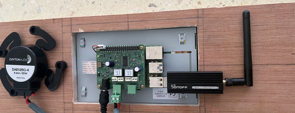 Au dos de la planche : un excitateur à gauche, le Raspberry Pi coiffé de la DigiAMP+ au centre, la clé Zigbee à droite