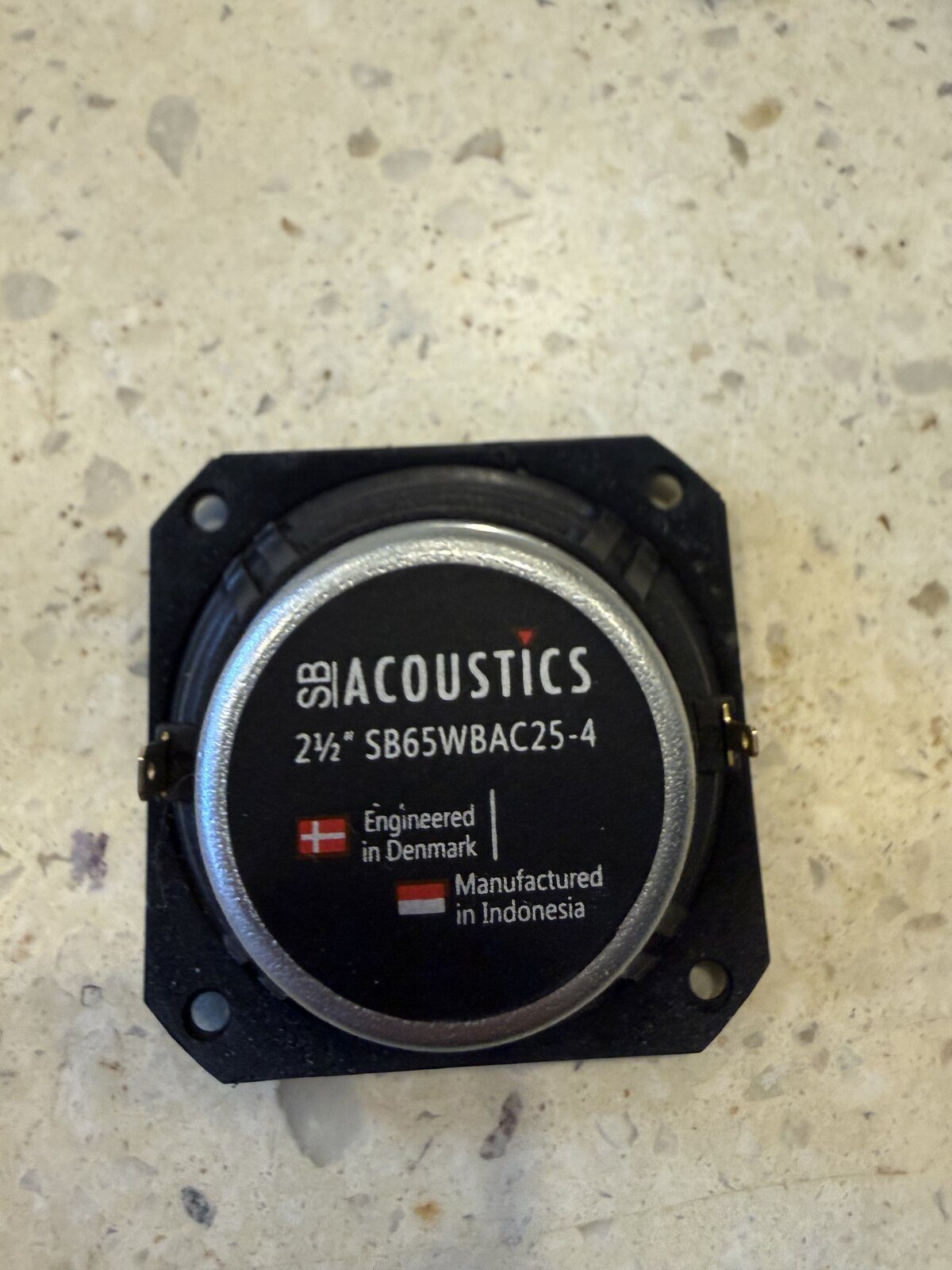 Un des deux haut-parleurs SB Acoustics SB65WBAC25-4 de 6,5 cm