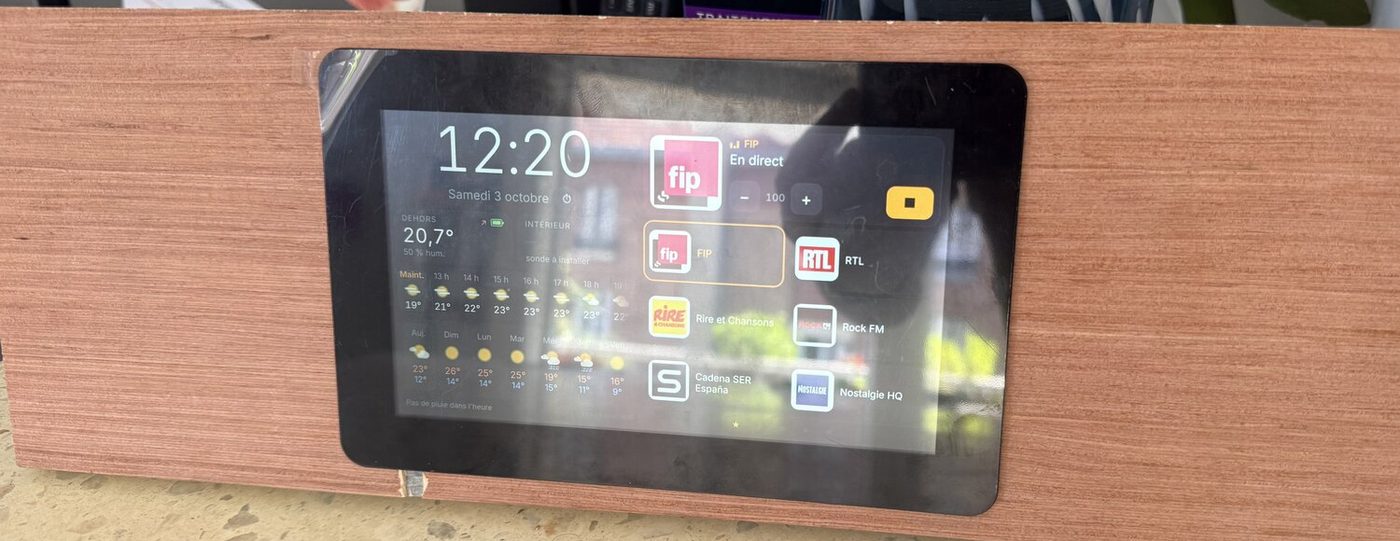 Le premier prototype : l’écran tactile sur une planche nue, avec la première version de l’interface